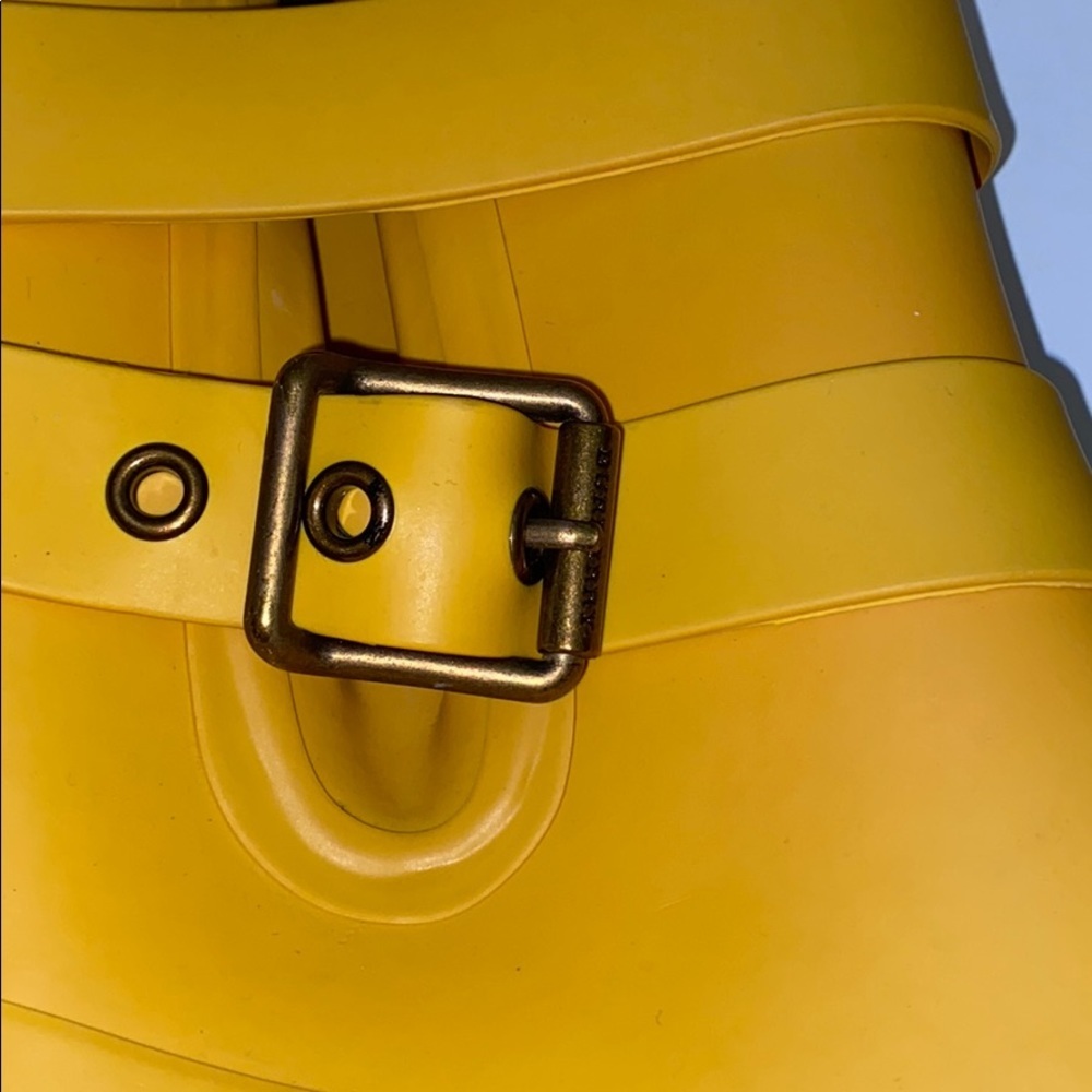 HP 🎉Burberry yellow mid buckle rain boot size: 10 - Picture 2 of 16